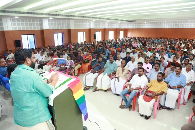    തൃശ്ശൂര്‍, പാലക്കാട് ജില്ലകളിലെ സഹകരണ  സംഘങ്ങള്‍ക്ക്  നിക്ഷേപ ഗ്യാരന്റി പത്രം വിതരണം 2019 ഡിസംബര്‍ 27 വെള്ളിയാഴ്ച്ച തൃശൂര്‍ എ.എസ്.എന്‍ നമ്പീശന്‍ സ്മാരക വെച്ച് ബഹു.സഹകരണ വകുപ്പ് മന്ത്രി ശ്രീ.കടകംപള്ളി സുരേന്ദ്രന്‍ ഉദ്ഘാടനം ചെയ്തു.